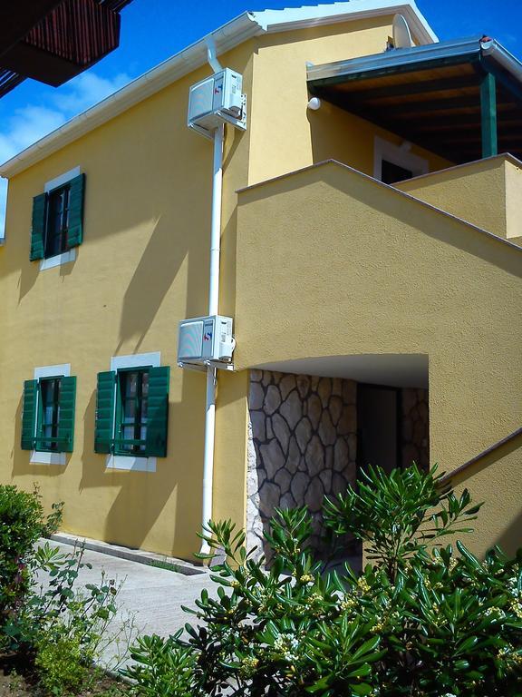 Milutinov Dvor Apartments Vrsi Exterior photo